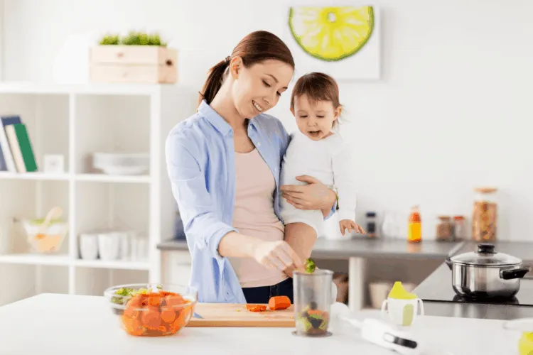 Cách bế trẻ sơ sinh theo kiểu bế bên hông (bế cắp nách)