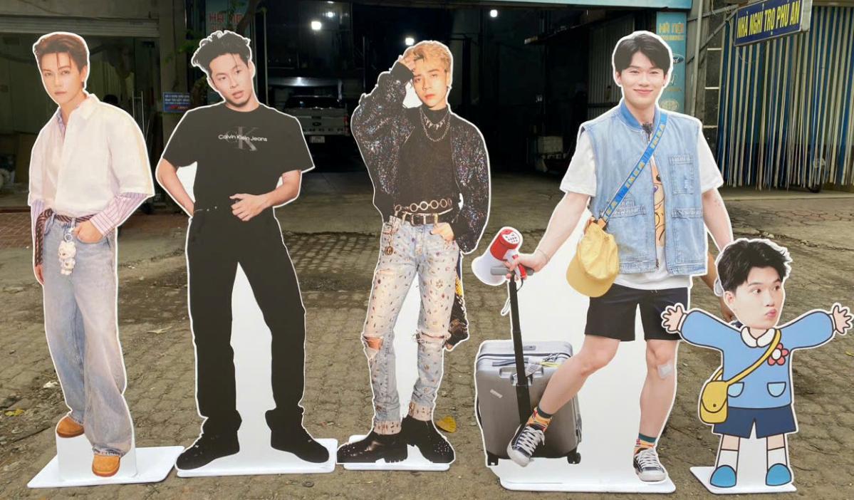 In standee hình người thật tỷ lệ 1:1, in hình người check in, hình người khoét mặt