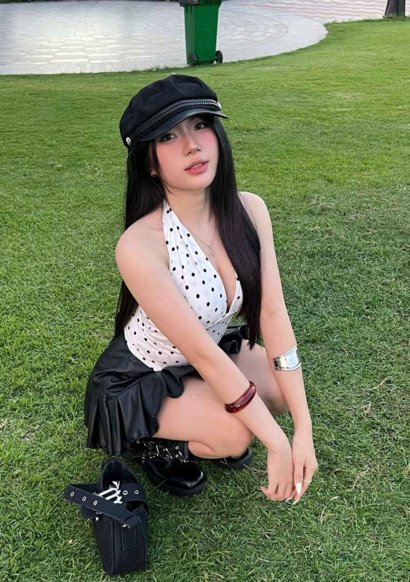 Gái xinh khoe vú to