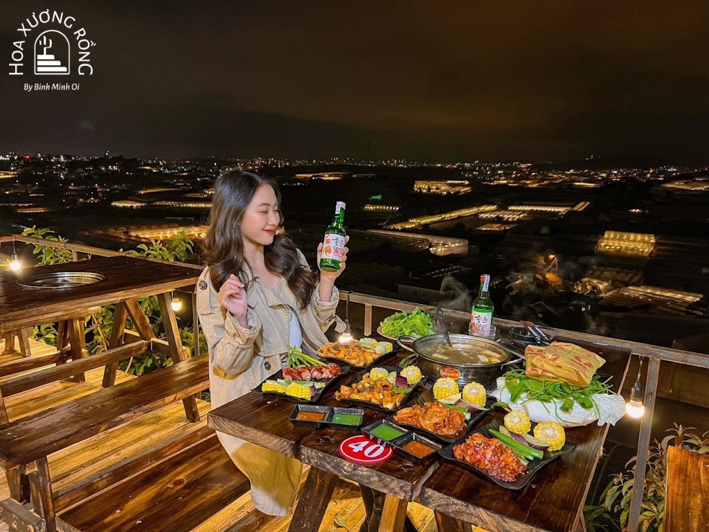 Thưởng thức BBQ tại Chạng Vạng Coffee, nơi có tầm nhìn bao quát thung lũng