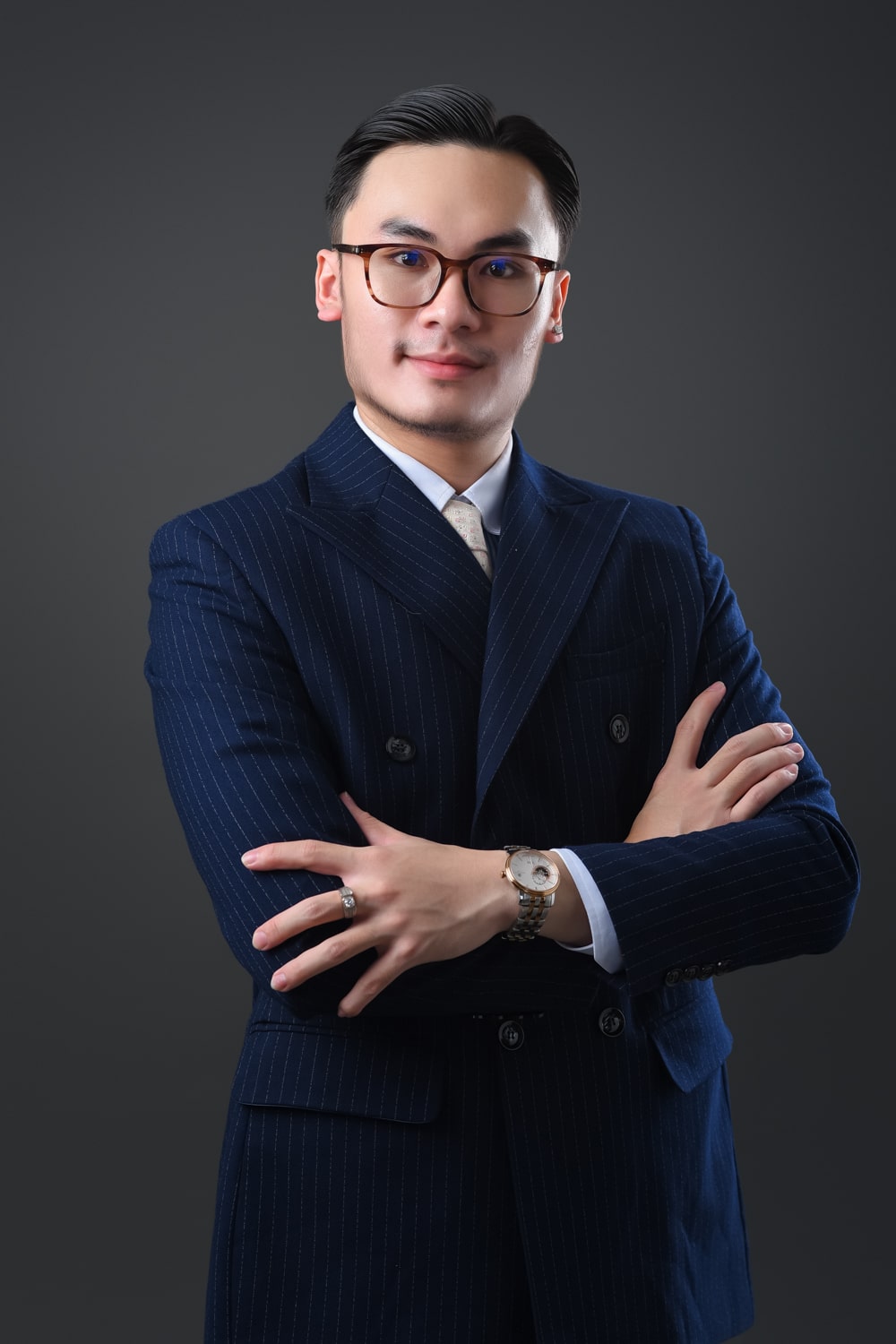 Anh doanh nhan nam 10 min