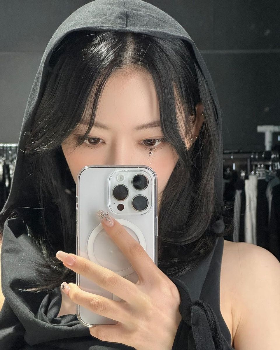 Gương là nơi mình nhìn rõ vẻ đẹp bình yên nhất.