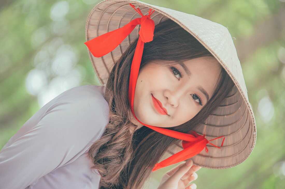 Cách tạo dáng chụp ảnh với hoa sen đẹp hút hồn