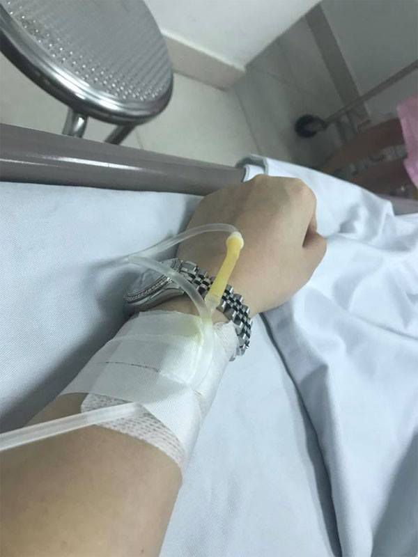 Hình truyền nước biển cho bệnh nhân nam