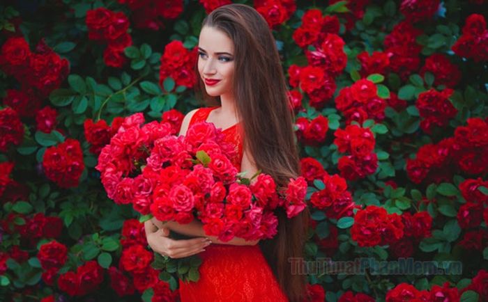 Hình ảnh cô gái cầm hoa đẹp và đầy chất thơ, mang đến cảm giác lãng mạn và dịu dàng.