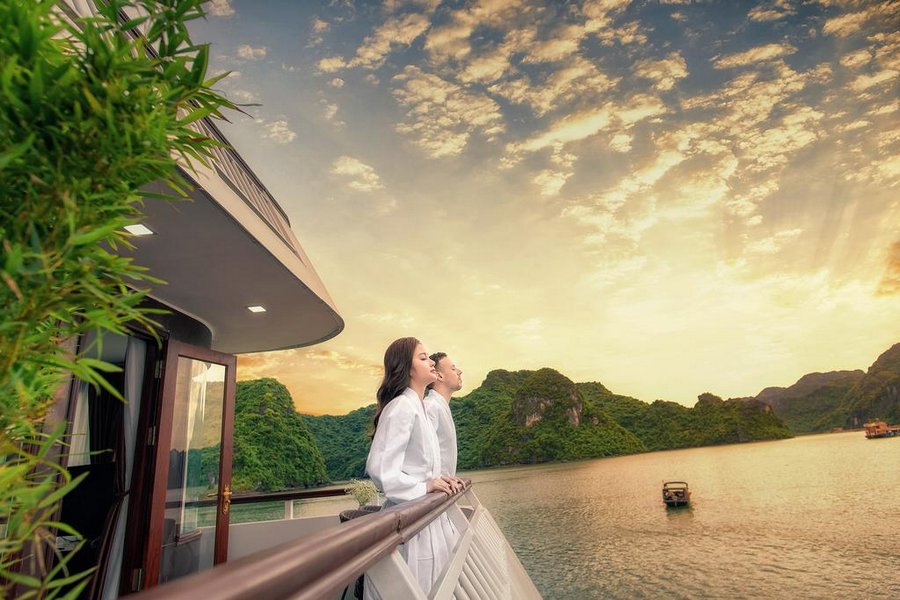 Đón minh Vịnh Lan Hạ từ du thuyền