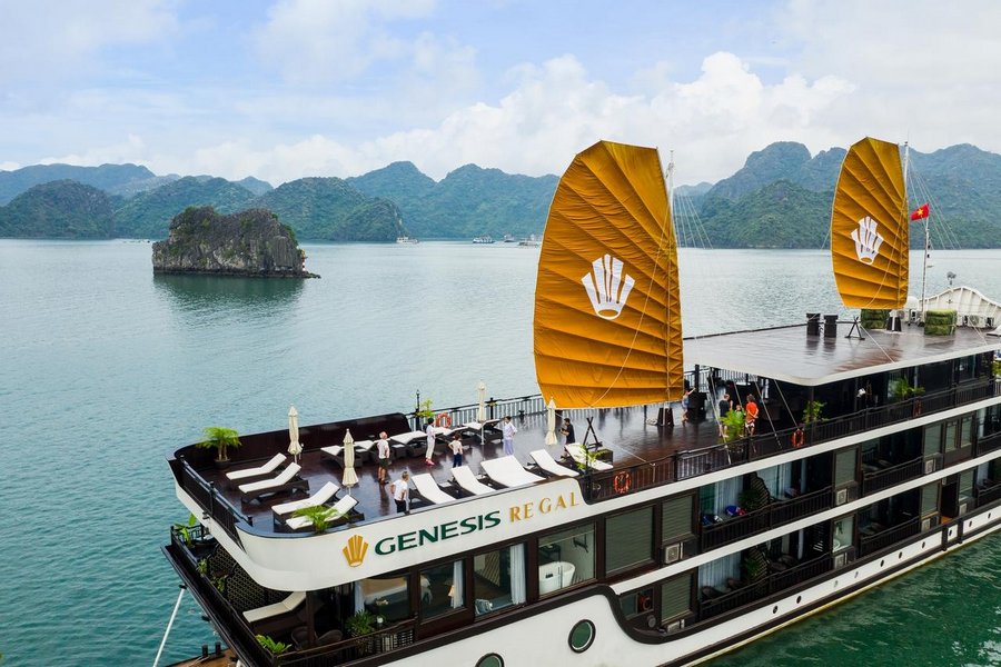 Du thuyền Genesis Regal