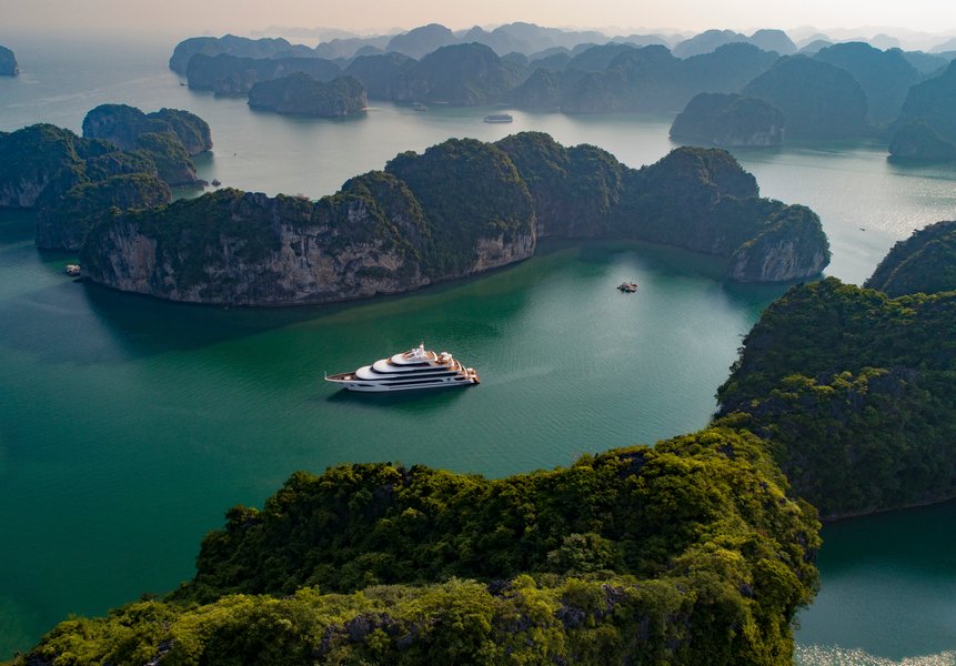 Du thuyền Scarlet Pearl, phong cách phương Tây hiện đại