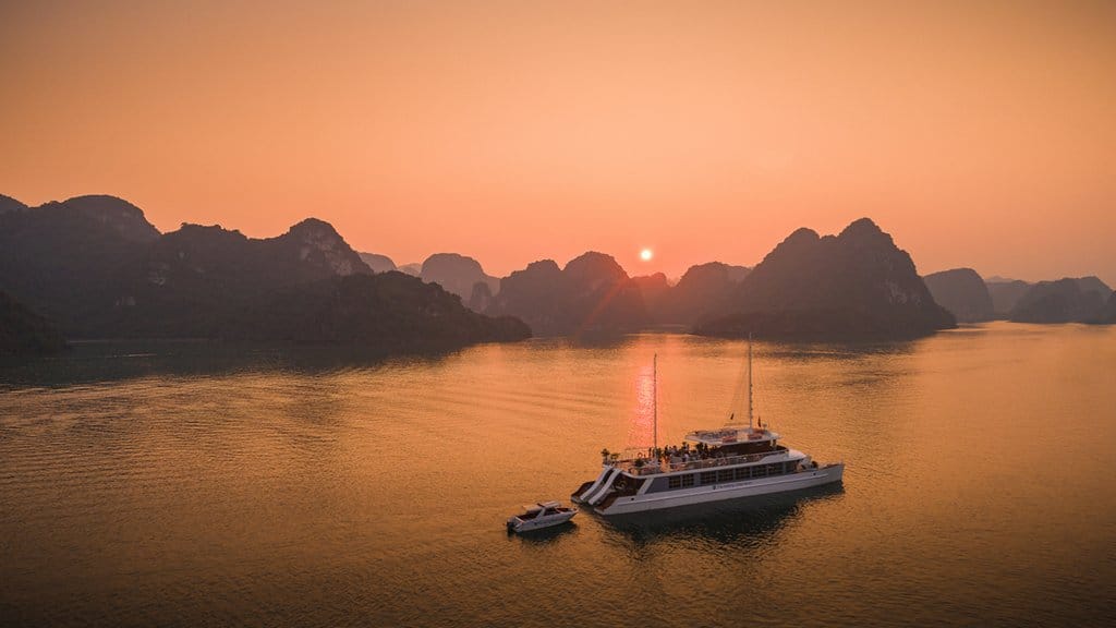 Du thuyền Catamaran Vịnh Lan Hạ