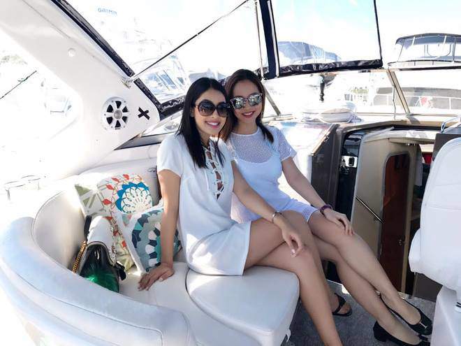 Em gái Jennifer Phạm cập nhật hình ảnh đời tư cực ít. Hình ảnh của cô hiếm hoi được chị gái đăng tải trong 1 số chuyến đi chơi. Cặp chị em hễ chung khung hình là lại tạo bão.
