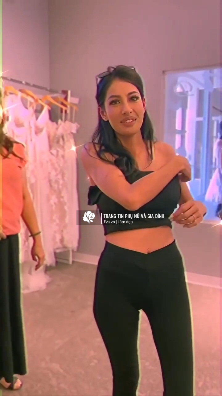 Cô được lấy số đo để may váy và trong 1 số góc quay cận cảnh còn thấy body thon gọn không chút mỡ thừa.
