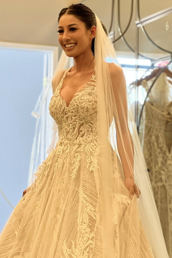 Em gái Jennifer Phạm trong buổi thử váy cưới cuối tháng 11. Theo hoa hậu, Jacqueline Phạm và chồng người Mỹ hẹn hò nhiều năm trước khi tổ chức đám cưới.