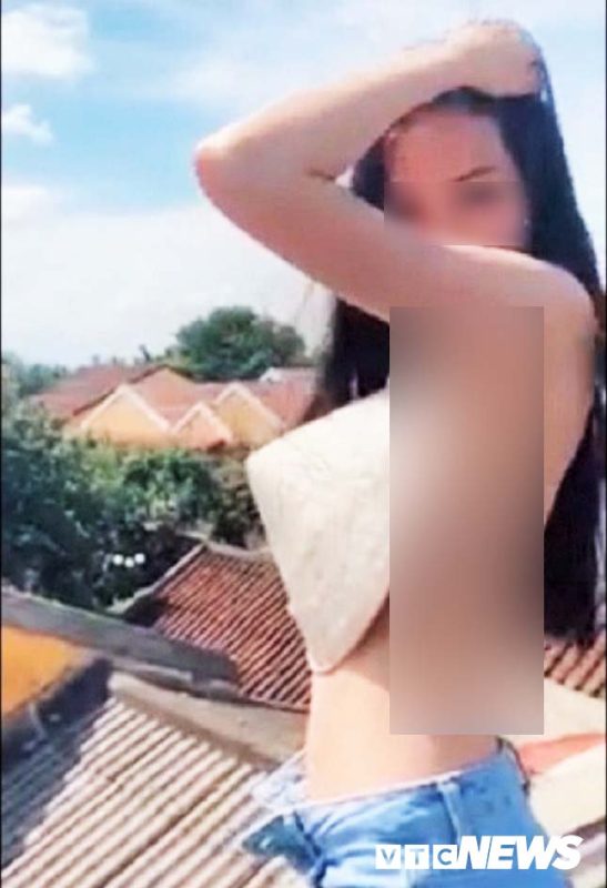 Cô gái khoe thân trên nóc di sản Hội An gỡ bỏ clip phản cảm