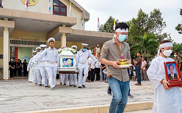 Lễ tang người cha quên mình cứu 2 con gái khi đi tắm biển: Con gái lớn ôm di ảnh, hàng trăm người tiễn đưa - ảnh 3