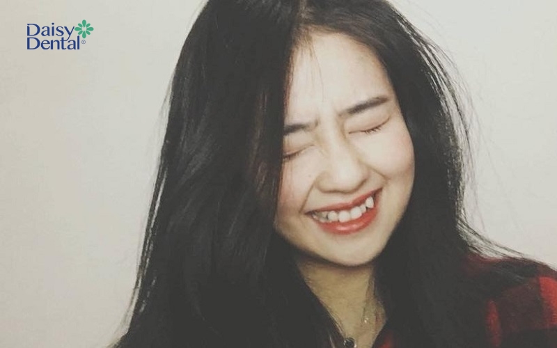 Gái xinh răng khểnh đẹp nhẹ nhàng