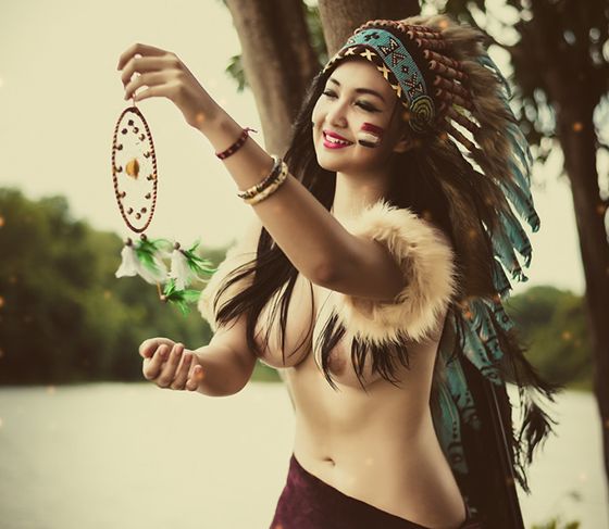 Gái xinh hóa thân thành thổ dân không mặc quần áo lộ núm ti