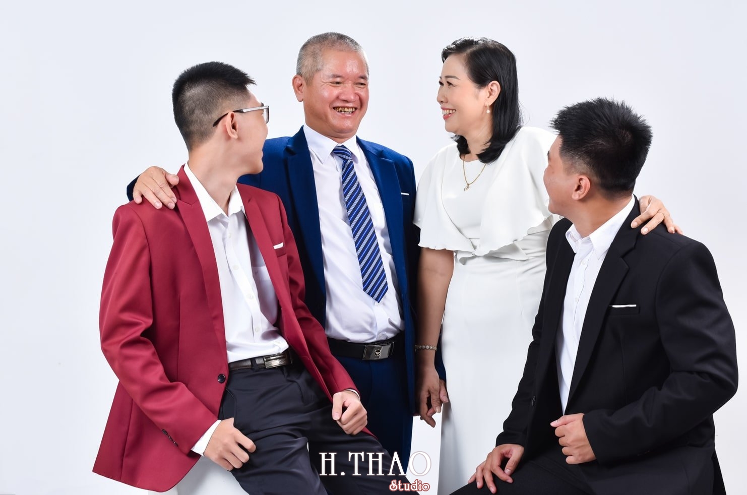 Anh gia dinh 10 min 1 - #45 Cách tạo dáng chụp ảnh gia đình 4 người ấn tượng nhất - HThao Studio