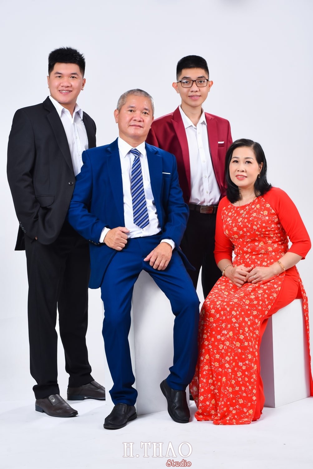 Anh gia dinh 16 min 1 - #45 Cách tạo dáng chụp ảnh gia đình 4 người ấn tượng nhất - HThao Studio