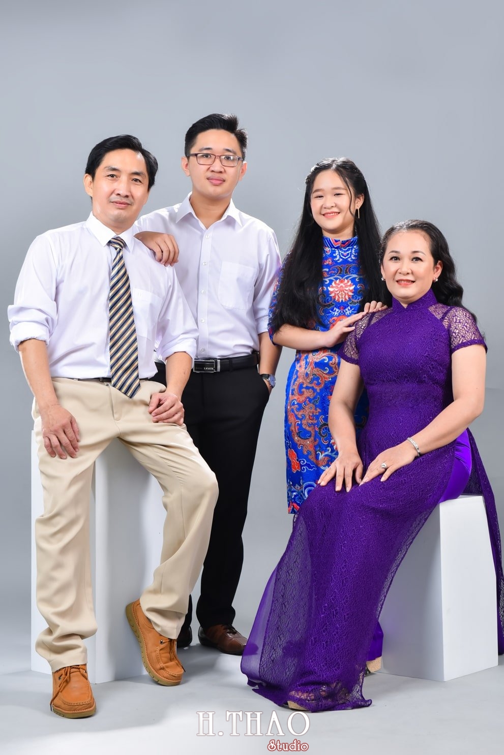 Anh gia dinh 9 min - #45 Cách tạo dáng chụp ảnh gia đình 4 người ấn tượng nhất - HThao Studio