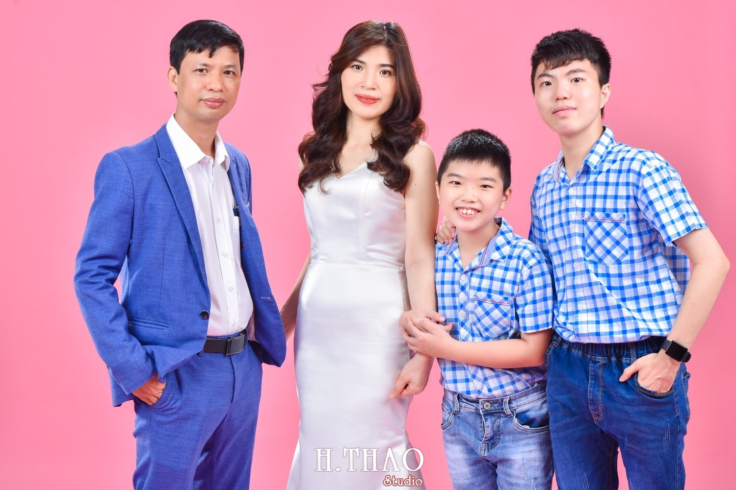 Anh gia dinh 4 nguoi 20 min - #45 Cách tạo dáng chụp ảnh gia đình 4 người ấn tượng nhất - HThao Studio