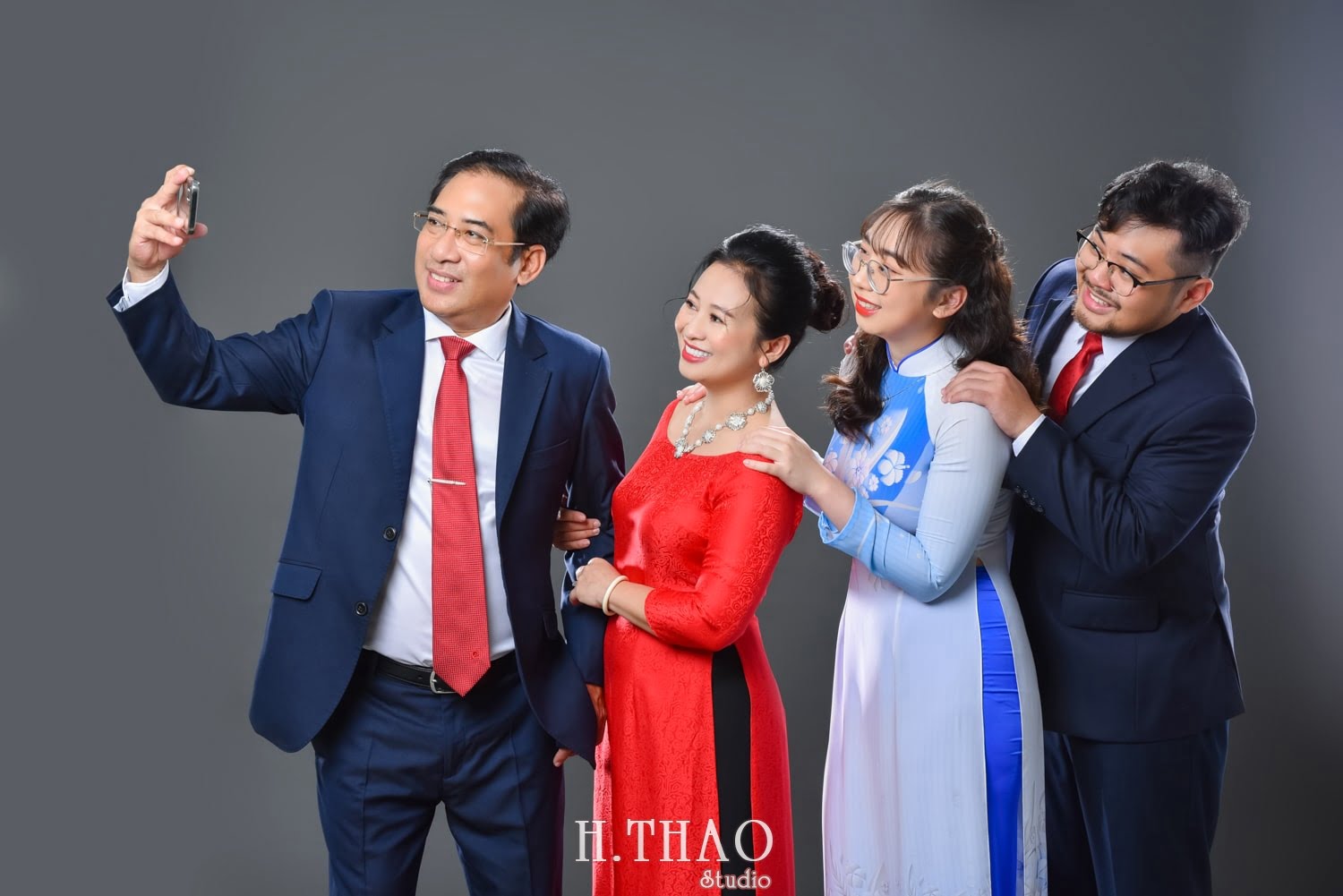 Anh gia dinh 4 nguoi 3 min - #45 Cách tạo dáng chụp ảnh gia đình 4 người ấn tượng nhất - HThao Studio