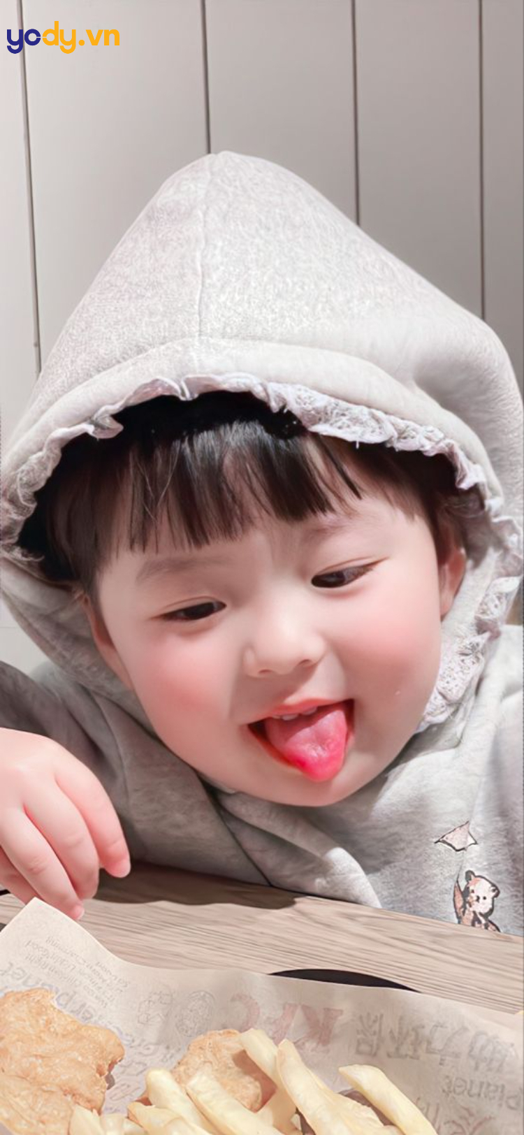 Ảnh đại diện hài hước cho người yêu con nít lè lưỡi