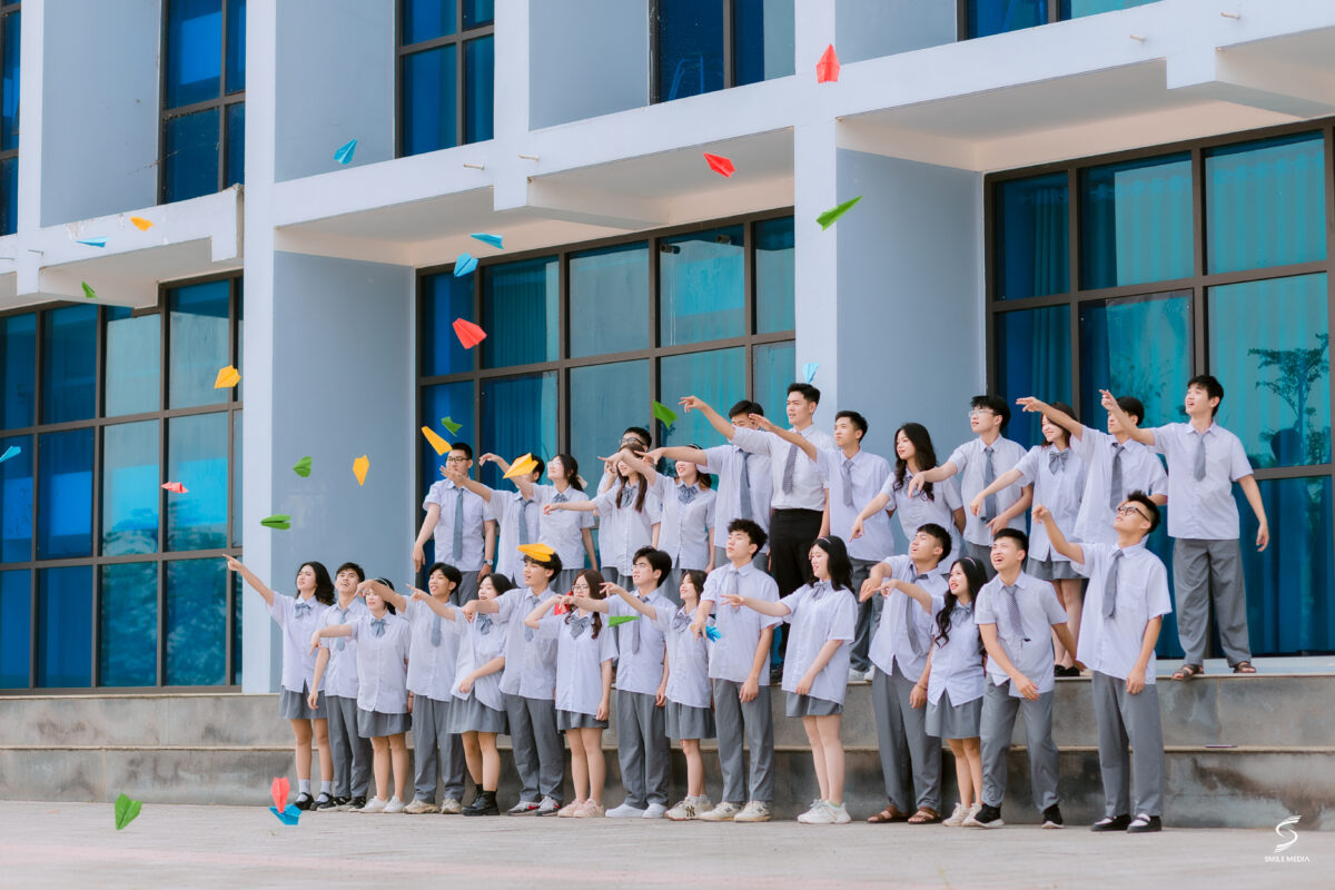 Xếp hình chụp ảnh kỷ yếu