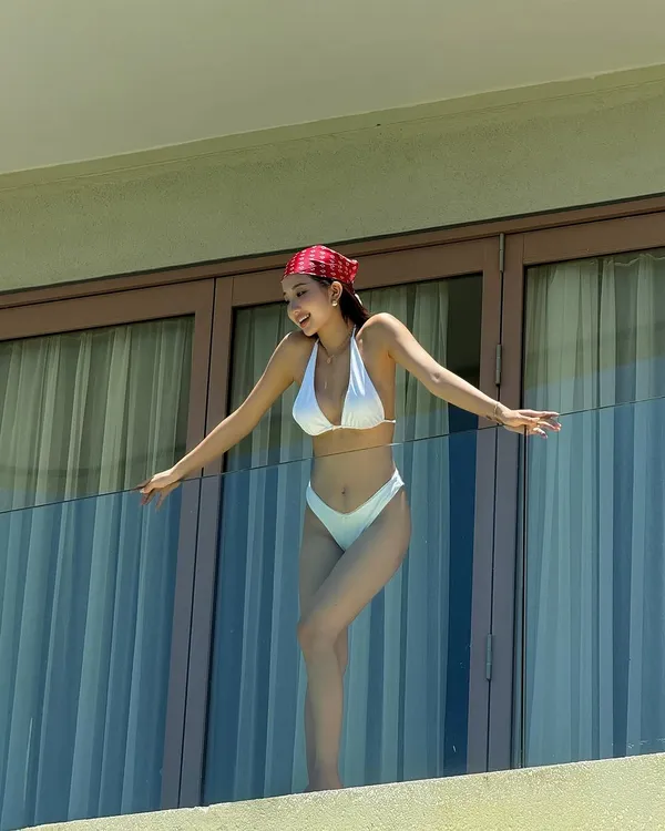 Hình ảnh cuốn hút của Lê Thị Khánh Huyền bikini