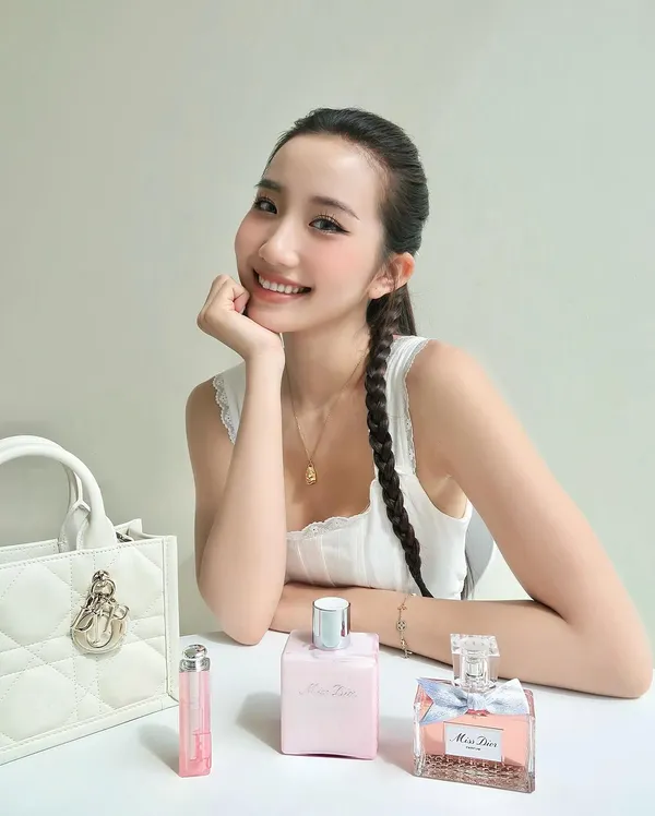 Vẻ đẹp trẻ trung của Lê Thị Khánh Huyền