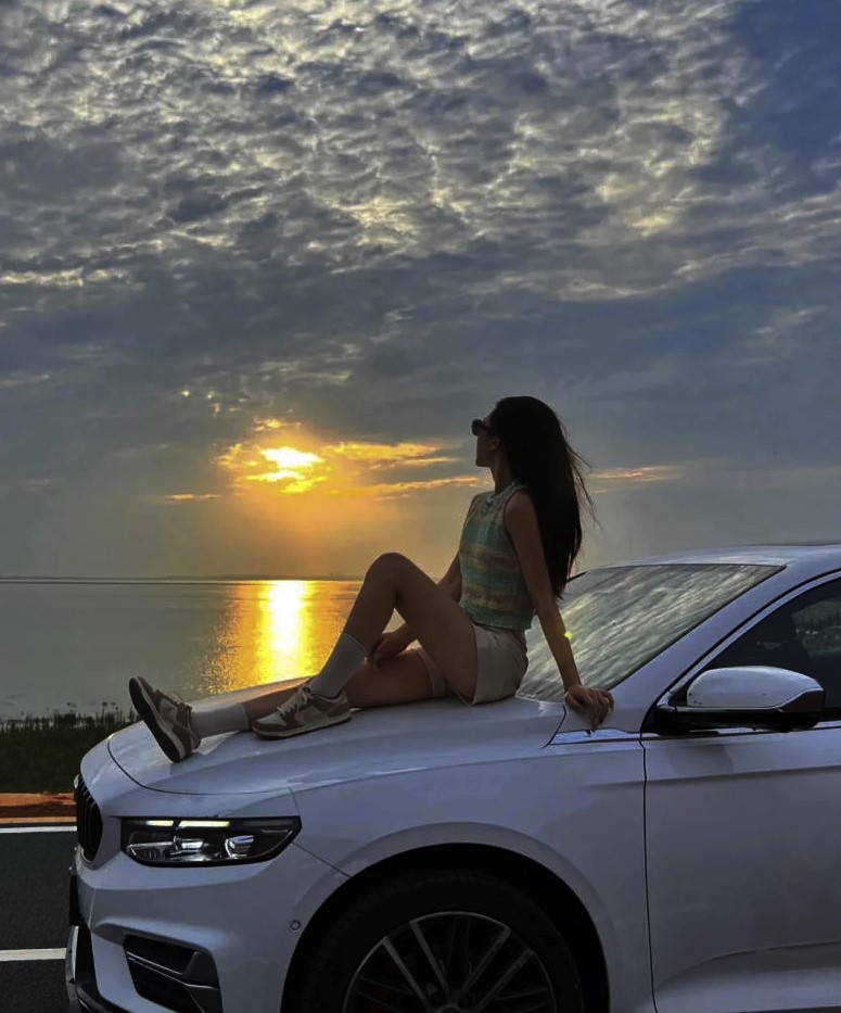 Tạo dáng chụp ảnh nghệ thuật trên biển với pháo hoa mini