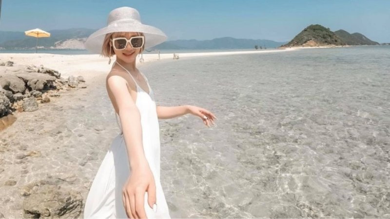 Dùng tay che mặt tinh nghịch
