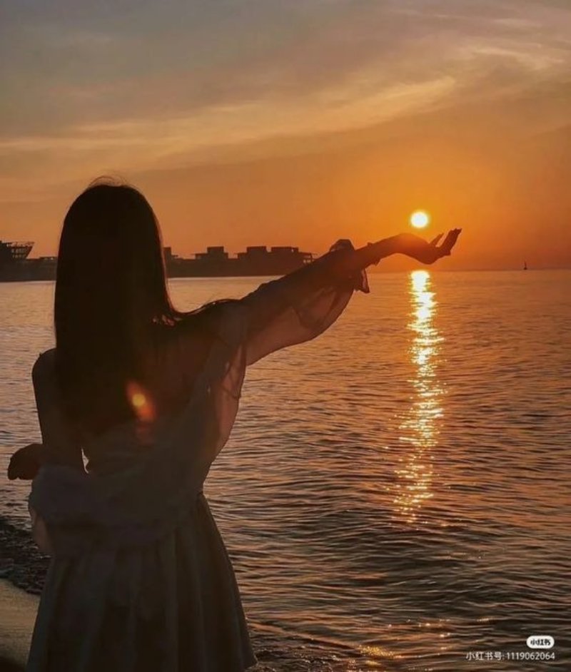 Chụp ảnh selfie độc đáo cùng nhóm bạn trên bãi biển