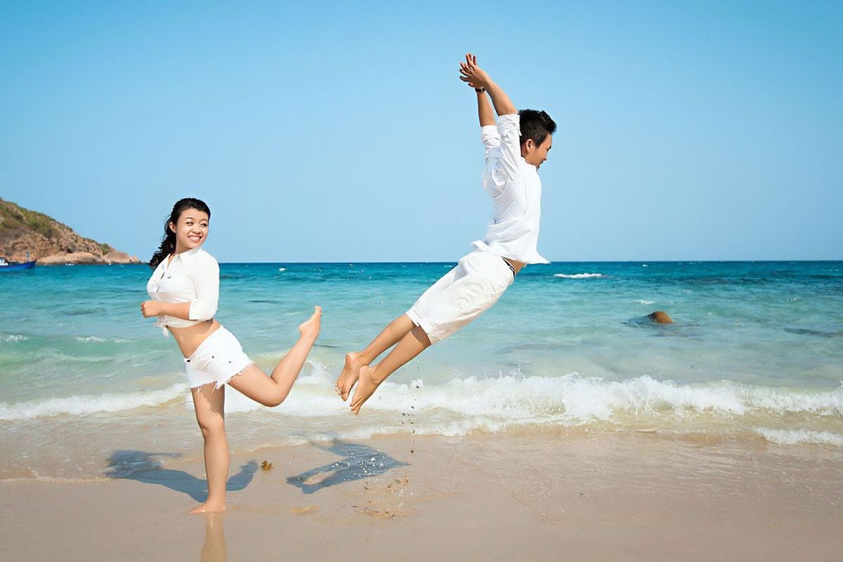 Một kiểu tạo dáng chụp ảnh couple khác mà bạn có thể áp dụng là tạo dáng tinh nghịch