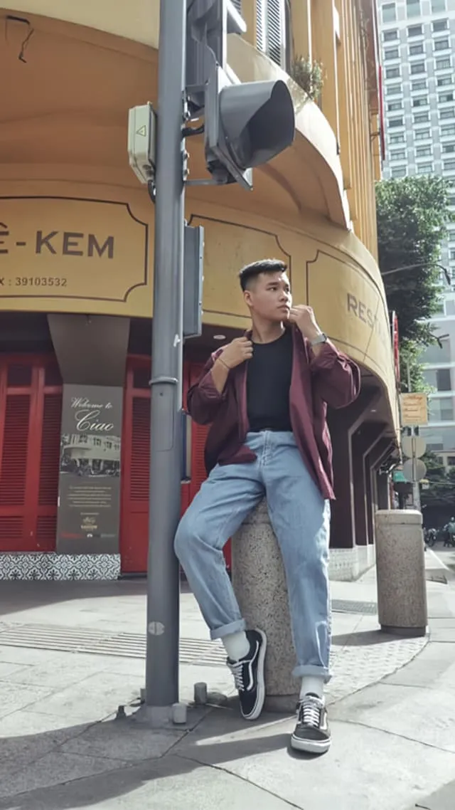 Góc chụp cận cảnh gương mặt điển trai của nam boy phố, ánh mắt cuốn hút và phong thái tự tin thể hiện chất riêng.