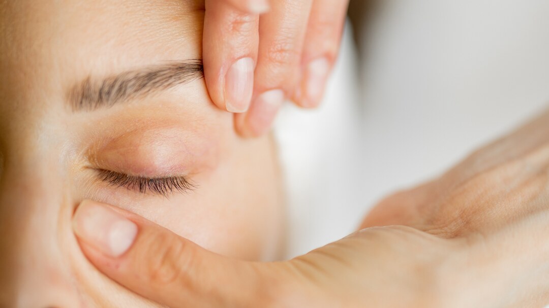 Bạn nên thực hiện massage mắt để cải thiện triệu chứng