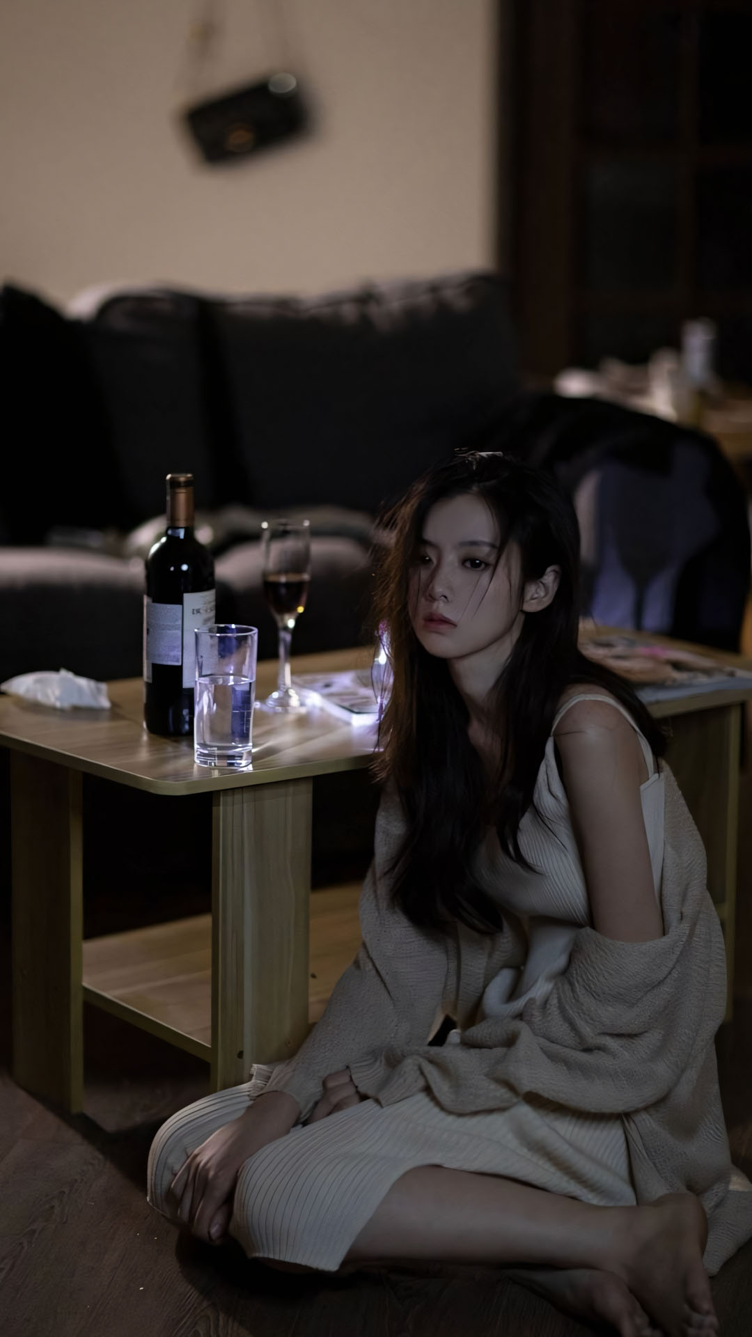 Hinh nen anh con gai buon uong ruou che mat 1920px 1080px full hd 4