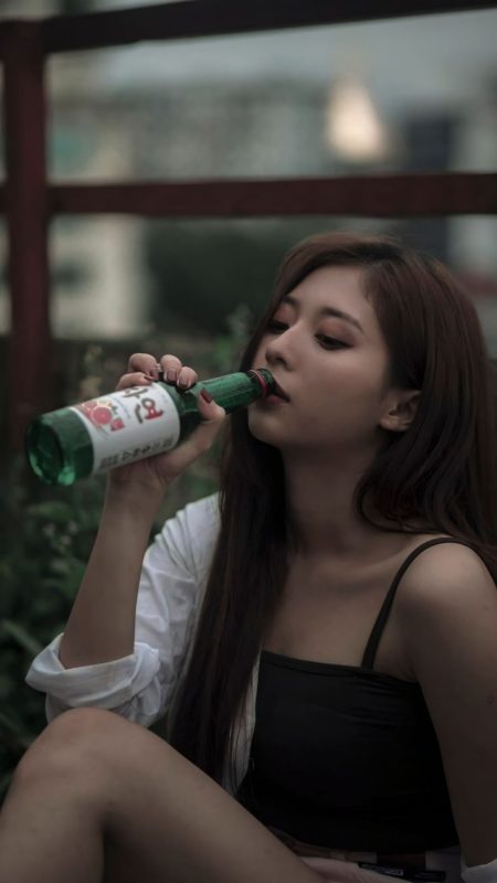 99.000+ Ảnh Con Gái Buồn Uống Rượu Che Mặt 🍷😢🤦‍♀️🪑, Ngồi Buồn Uống Rượu, Thất Tình Uống Bia 