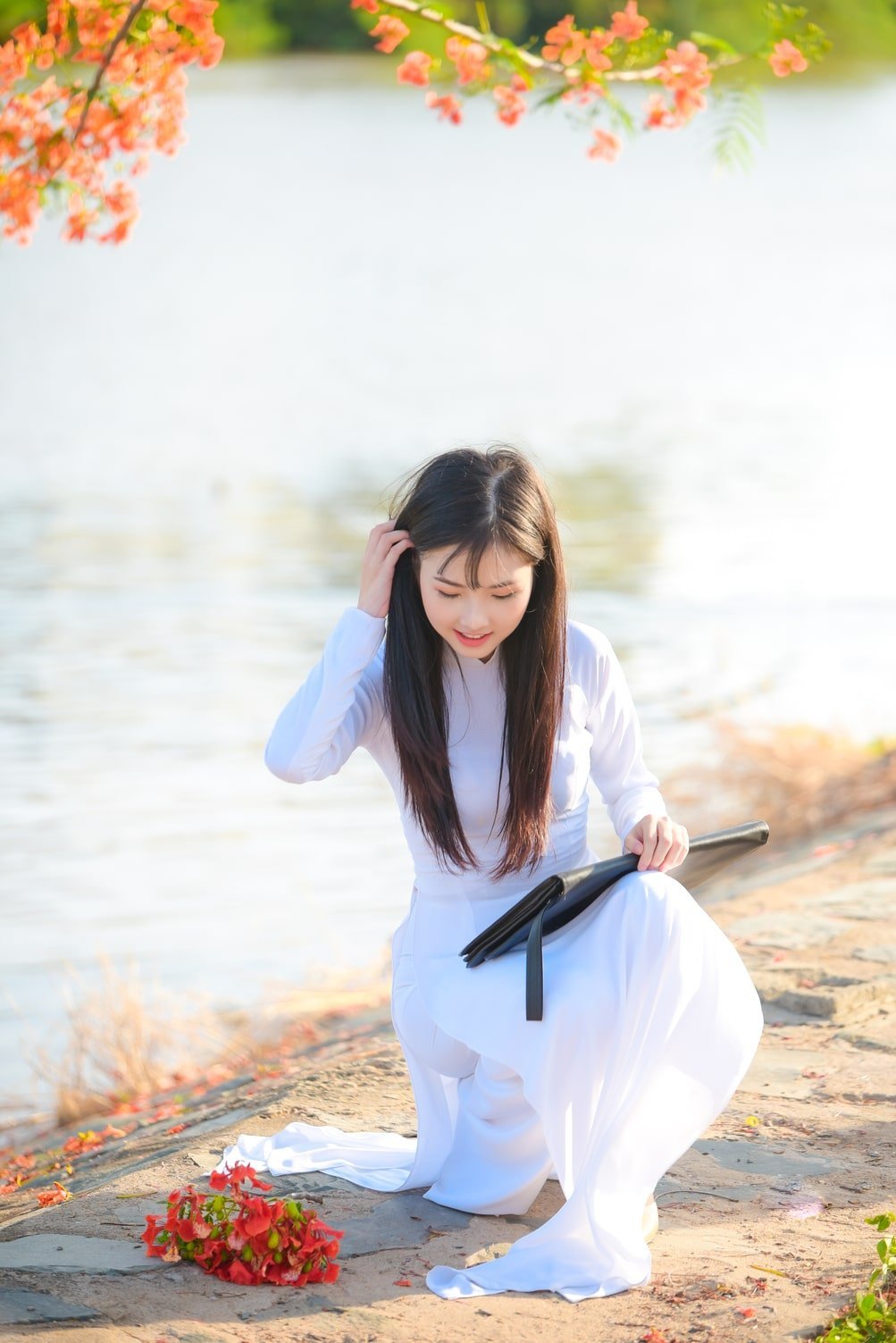 chụp ảnh cá nhân với hoa phượng