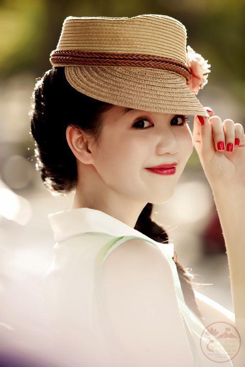 Một nụ cười ngày xưa thể hiện rõ sự hồn nhiên của cô gái trẻ
