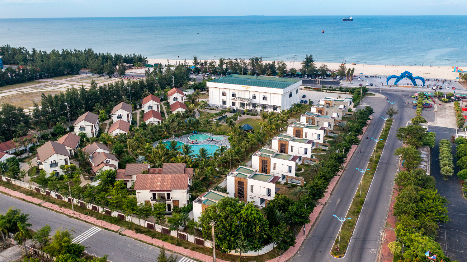 Sở hữu chiều dài bờ biển 14,5km, điều kiện tự nhiên sạch sẽ, biển Vĩnh Thái có nhiều tiềm năng để phát triển du lịch.