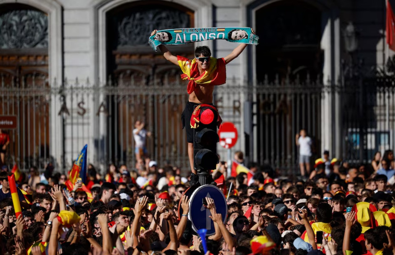 Quảng trường Plaza Cibeles chật kín người hâm mộ Tây Ban Nha mừng chức vô địch EURO 2024. (Ảnh: Reuters)