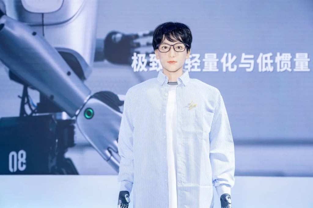 Robot đầu tiên đi học tiến sĩ gây sốt vì quá... đẹp trai
