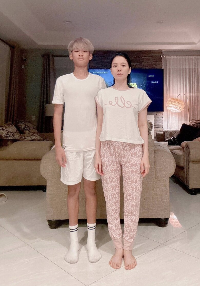 Con trai Lệ Quyên trổ giò, cao gần 1m8 ở tuổi 14.