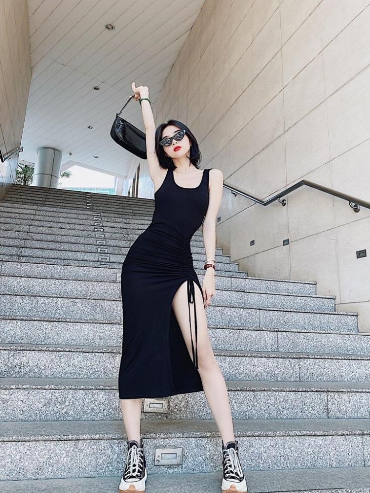 tạo dáng chụp ảnh với váy body