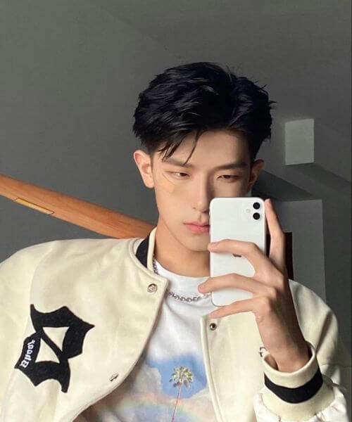 tao-dang-chup-anh-truoc-guong-nam