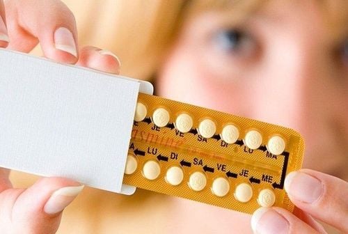 Uống thuốc tránh thai cũng có thể là nguyên nhân làm cho núm vú tiết dịch