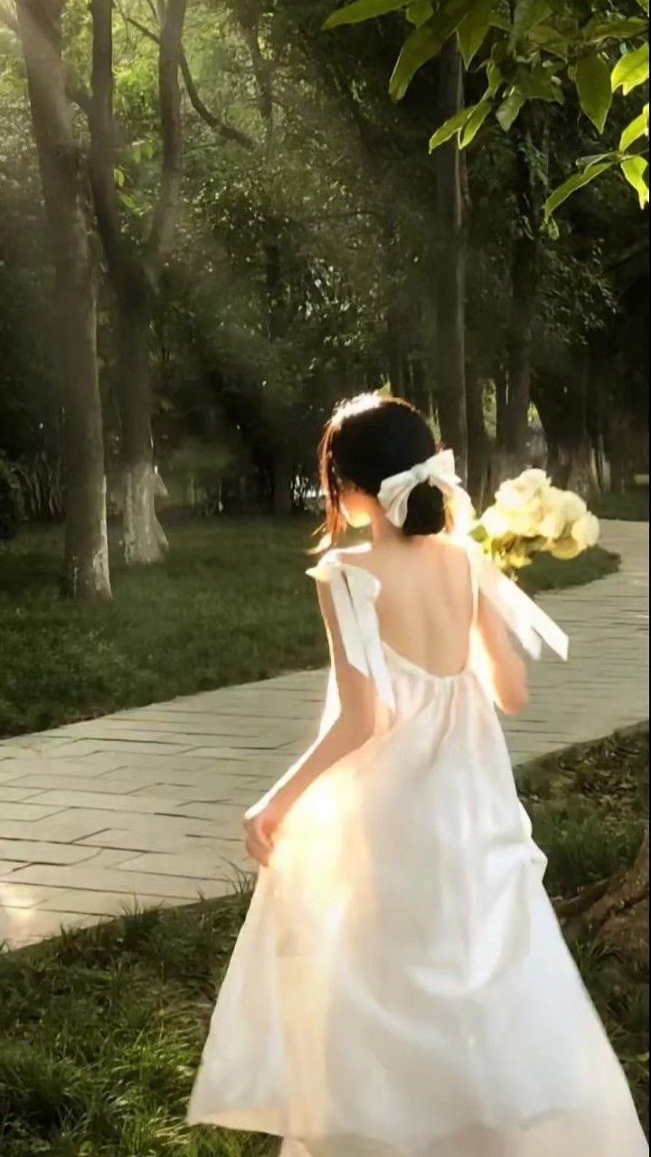 Dáng giấu hoa sau lưng