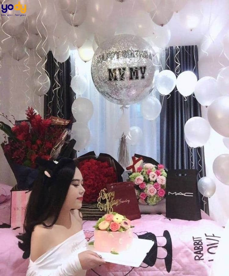 Trang trí ảnh chụp sinh nhật với hoa và bóng bay