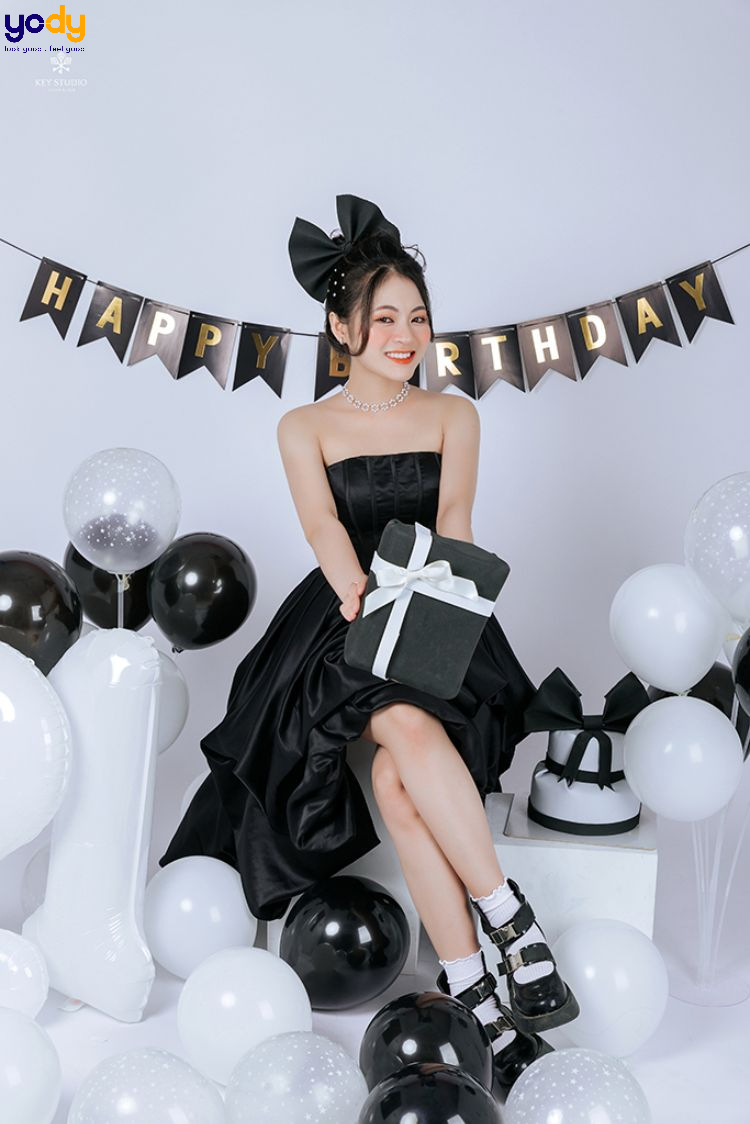 Chụp ảnh sinh nhật theo style Black Queen
