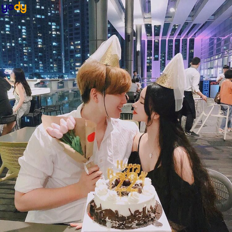 Chụp ảnh sinh nhật cùng crush kiểu nhìn nhau đắm đuối